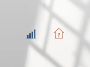 Gesplitst scherm met rekenmachine en cirkeldiagrammen voor financieel advies, huis met sleutel voor hypotheekadvies
