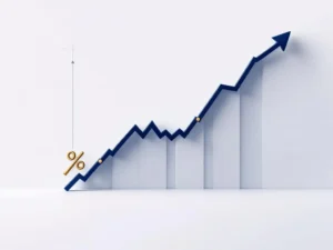Dalende financiële grafiek in marineblauw die verandert in een gouden sleutel op het laagste punt