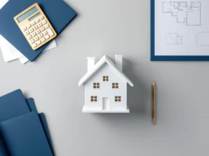 Wit architectuurmodel van huis met calculator, documenten en plattegronden voor hypotheekadvies