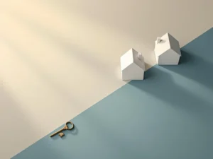 Drie witte huismodellen in diagonale lijn met sleutel op beige-blauwe achtergrond, verlicht door gouden licht