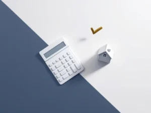 Witte rekenmachine en huismodel met vinkje, symboliseert financiële besluitvorming bij hypotheek of vastgoed