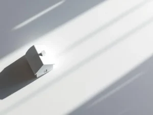 Wit huismodel met rekenmachine en financiële documenten op bureau, bovenaanzicht met geometrische vormen in blauw en goud