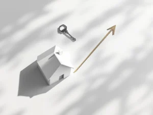 Wit huismodel met sleutel en rekenmachine, pijl naar beneden symboliseert hypotheekverlaging, bovenaanzicht